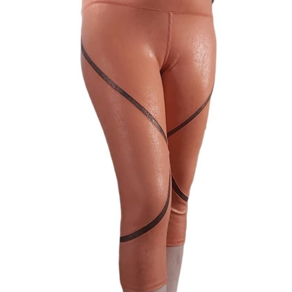 ALO Yoga whisper Capri legging . - Picture 8 of 16